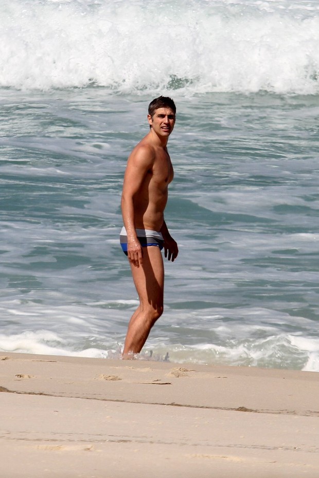 Reynaldo Gianecchini na praia (Foto: Henrique Oliveira/Fotorio News)