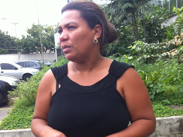 Fátima, mãe do jovem morto, esteve no IML para reconhecer o corpo (Foto: Lívia Torres / G1)