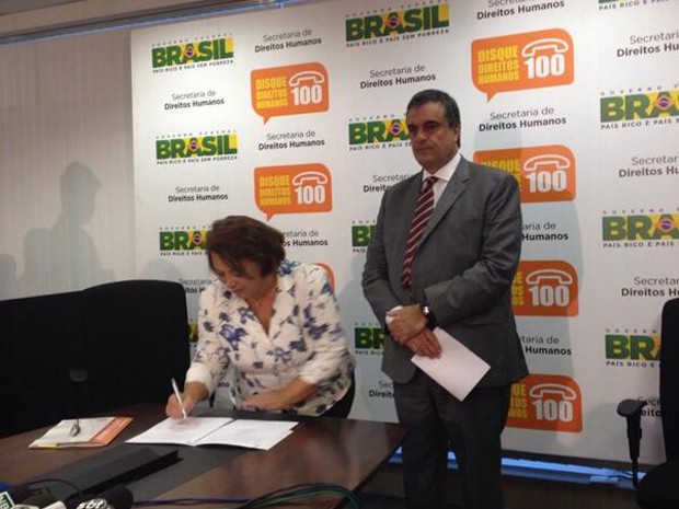 Os ministros da Justiça, José Eduardo Cardozo, e da Secretaria de Direitos Humanos, Ideli Salvatti, durante a assinatura da portaria (Foto: Reprodução/ Secretaria de Direitos Humanos)