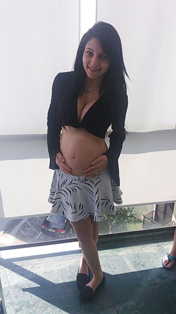 Thalyta Santos exibindo sua barriga de grávida (Foto: Arquivo Pessoal)