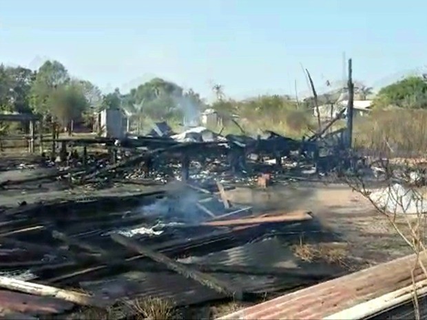Casa em que o jovem estava foi completamente destruída por incêndio  (Foto: Jota Cavalcante/Arquivo Pessoal)