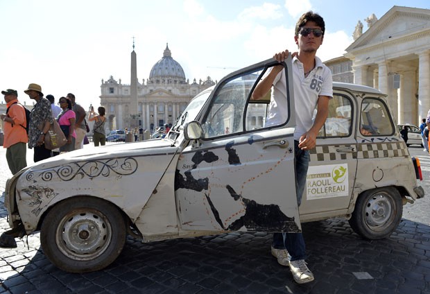 O francês Vincent Gelot com seu carro antigo 4L no Vaticano (Foto: Andreas Solaro/AFP)