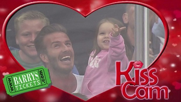 David Beckham e a filha na Kiss Cam (Foto: Reprodução)