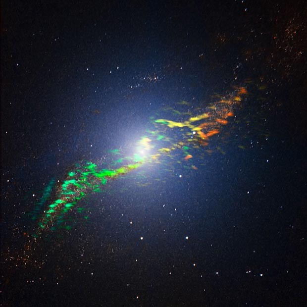 Galáxia Centaurus A, vista pelo telescópio Alma com grandes comprimentos de onda (Foto: ALMA (ESO/NAOJ/NRAO); ESO/Y. Beletsky)