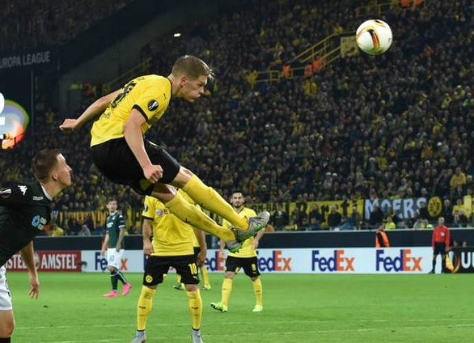 Ginter em cabeceio para o gol do Borussia Dortmund (Foto: Reprodução/Twitter)