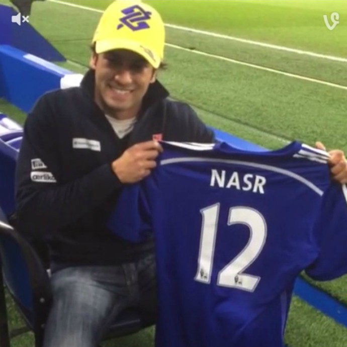 Felipe Nasr posa com camisa personalizada do Chelsea antes de jogo no Estádio Stamford Bridge (Foto: Reprodução/Twitter)