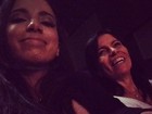 Anitta aproveita folga para ir ao teatro com a mãe
