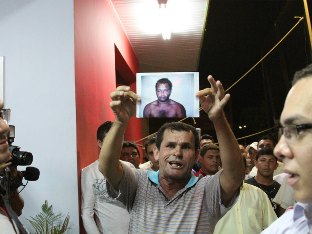 Profissionais de 27 cooperativas de táxi tentaram invadir a delegacia (Foto: Frank Cunha/G1 AM)