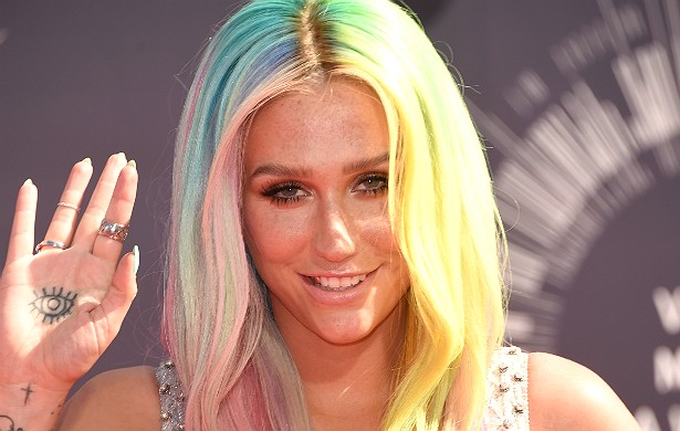 Kesha jura que já transou com um fantasma e que, em outro momento, por causa do estresse com a carreira, precisou ser exorcizada. (Foto: Getty Images)