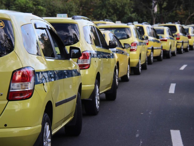 Taxistas realizam protesto contra o aplicativo Uber no Aterro do Flamengo, no Rio de Janeiro. Os manifestantes estão concentrados no monumento em homenagem aos pracinhas (Foto:  José Lucena/Futura Press/Estadão Conteúdo)