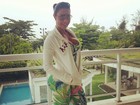 Gracyanne Barbosa usa macacão superdecotado para malhar