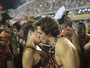 Ana Terra Blanco e Gabriel Chadan beijam muito no Desfile das Campeãs