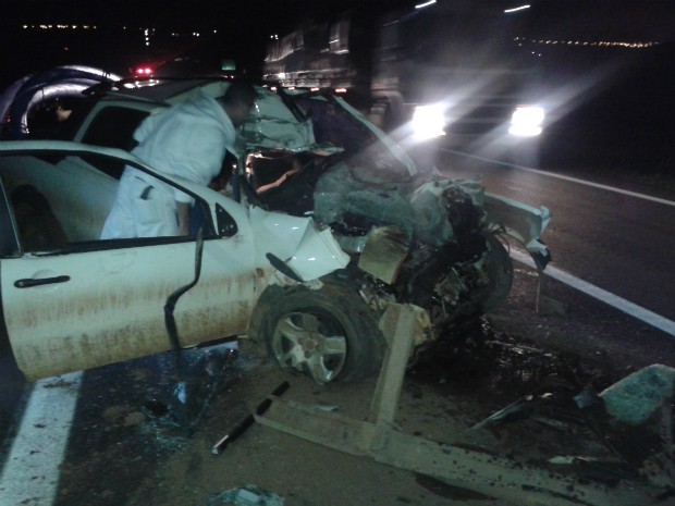 Motorista morreu após colisão, e passageiro ficou gravemente ferido (Foto: Fábio Zaratin/ TEM Você)