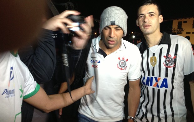 Emerson Sheik, chegada do Corinthians a Mato Grosso (Foto: Diego Ribeiro) Emerson Sheik, chegada do Corinthians a Mato Grosso (Foto: Diego Ribeiro)