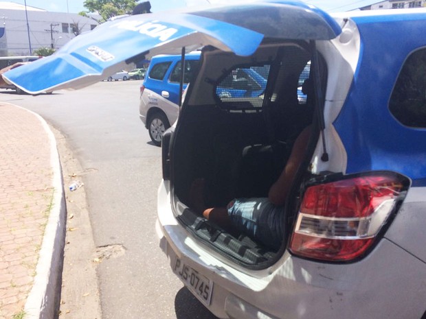 Suspeito preso no Largo de Roma, em Salvador (Foto: Henrique Mendes/G1)