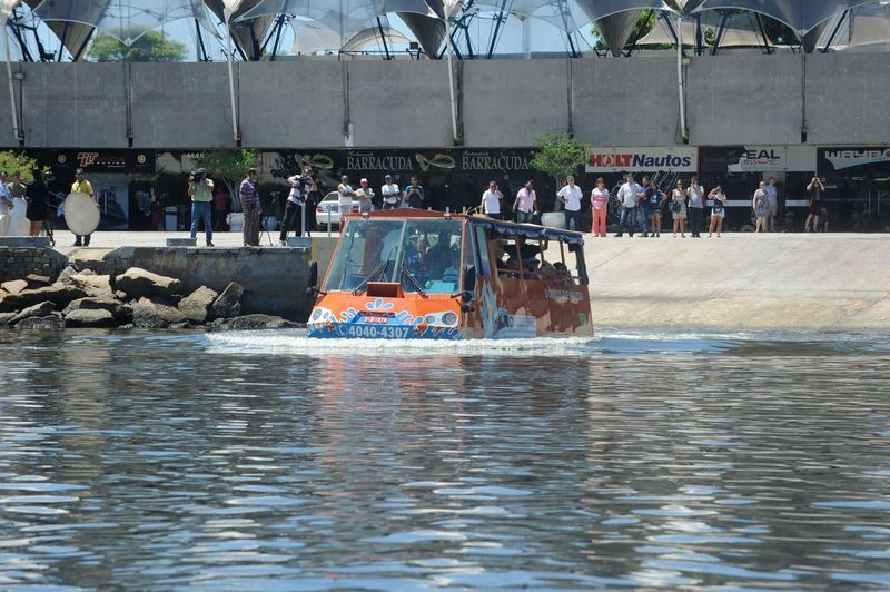 Ônibus anfíbio começa a receber passageiros no Rio de Janeiro