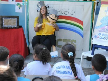 Voluntária conta a história do Menino Maluquinho para estudantes do colégio Padre José Anchieta (Foto: Divulgação/Prefeitura de Umuarama)