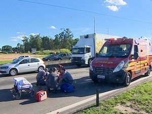 Colisão entre carro e moto deixa dois feridos na via Dutra em São José (Foto: Reprodução/ TV Vanguarda)