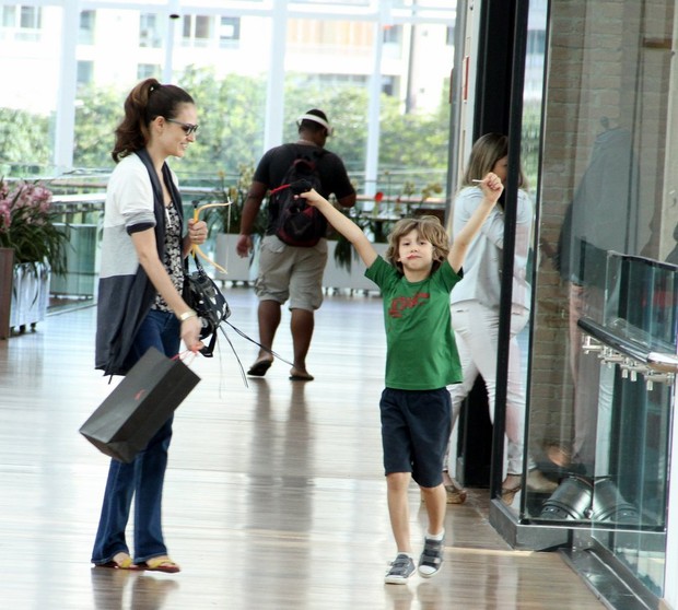 Fernanda Tavares paseia com filho  (Foto: Marcus Pavão/AgNews)