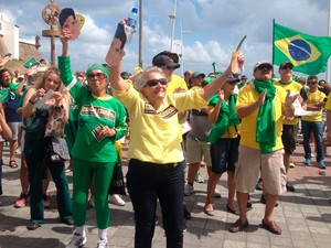 Manifestantes no Farol da Barra, em Salvador (Foto: Juliana Almirante/G1) Manifestantes no Farol da Barra, em Salvador (Foto: Juliana Almirante/G1)