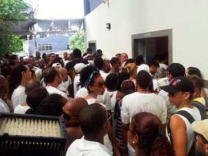 Reinaldo Pepê é enterrado em Salvador; vítima é bailarino do Balé Folclórico da Bahia (Foto: Ruan Melo/G1) Reinaldo Pepê é enterrado em Salvador; vítima é bailarino do Balé Folclórico da Bahia (Foto: Ruan Melo/G1)