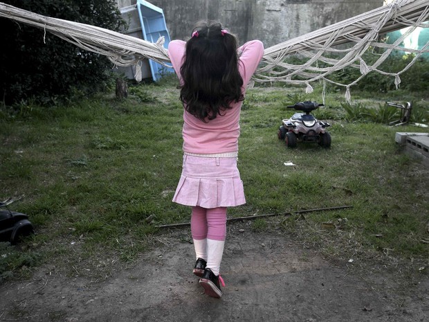Lulu se apoia em uma rede em sua casa em Buenos Aires  (Foto: Reuters)