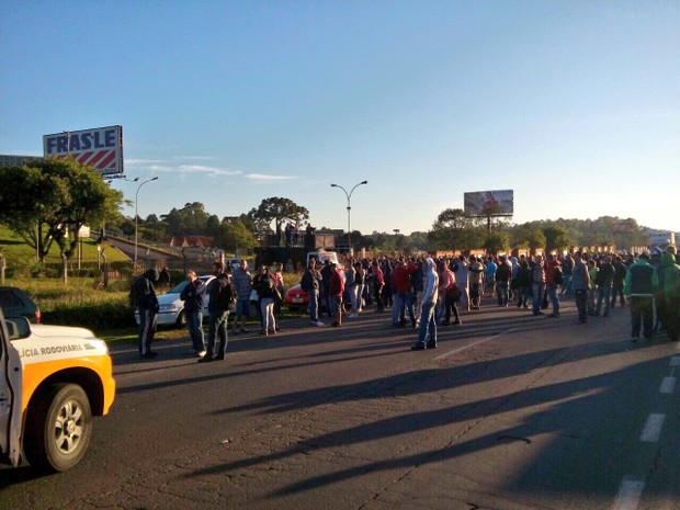 Resultado de imagem para Manifestantes bloqueiam rodovias no Rio de Janeiro