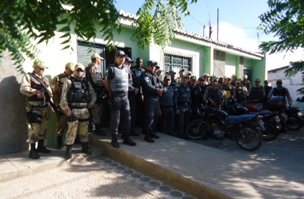 Operação contou com policiais civis e militares (Foto: J. Dantas)