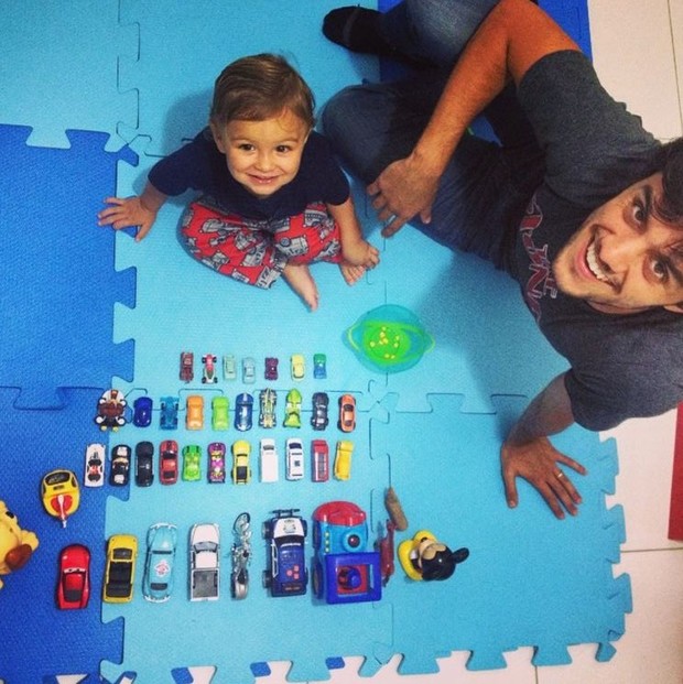 Felipe Simas com o filho, Joaquim (Foto: Reprodução/Instagram)
