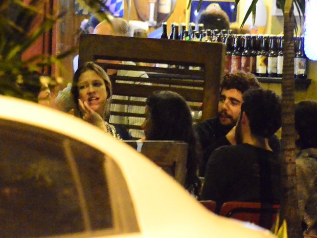 Luana Piovani e Pedro Scooby em restaurante na Zona Sul do Rio (Foto: Henrique Oliveira / Ag. News)