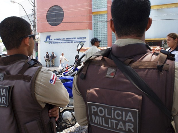 policiais fazem escolta de yoani sanchez (Foto: Egi Santana / G1)