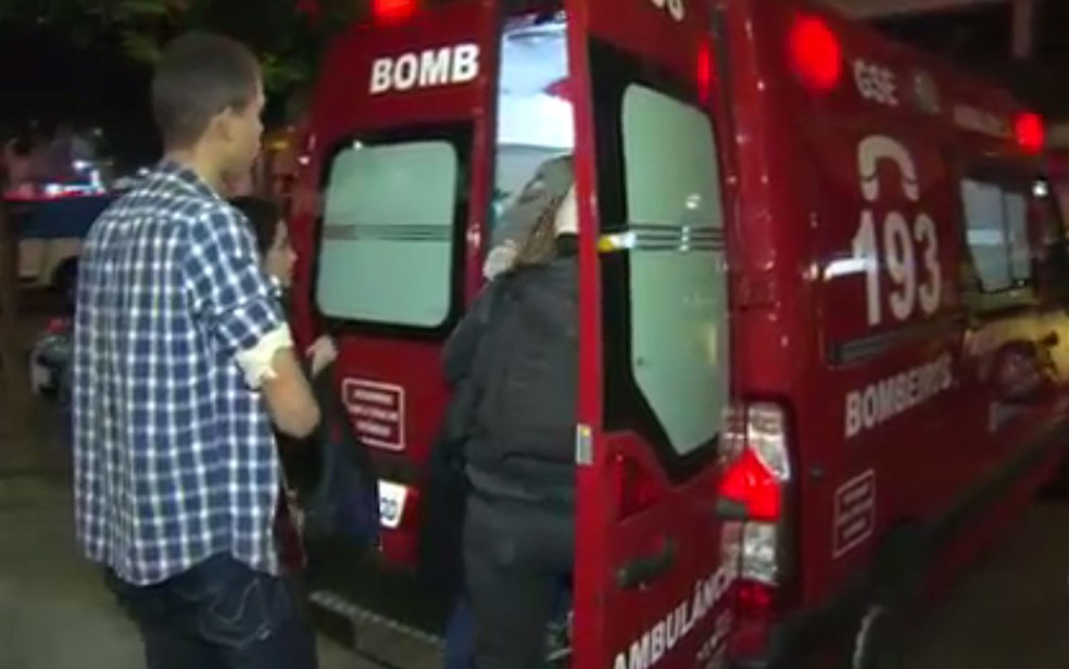 Jovem de 17 anos levou dois tiros na mão e também  foi levada para o Hospital Souza Aguiar (Foto: Reprodução / GloboNews)