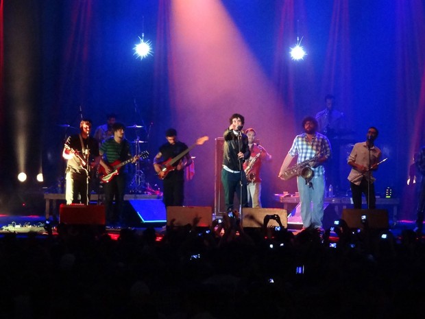 A banda Móveis Coloniais de Acaju levanta o público na última apresentação da noite. (Foto: Anna Tiago / G1)