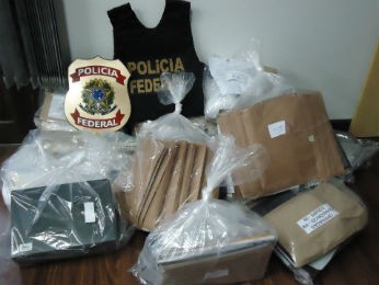 Com mandados de buscas, a Polícia Federal apreendeu diversos documentos (Foto: Divulgação/PF)