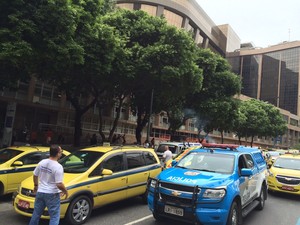 Às 9h, taxistas chegaram no Tribunal da Justiça (Foto: Fernanda Rouvenat/G1)