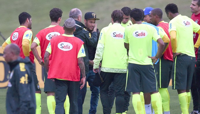 Neymar visita o treino da Seleção (Foto: AFP)