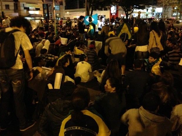 Manifestantes sentam no chão em rua de Criciúma, Sul de Santa Catarina (Foto: Marco Antonio Mendes/RBSTV)