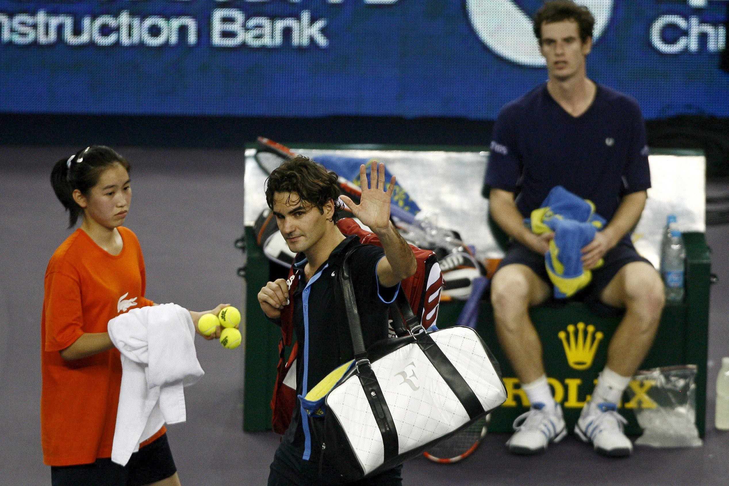Federer se despede do público em Xangai. Ao fundo, o único invicto, o britânico Andy Murray  - EFE (Foto: Arquivo)