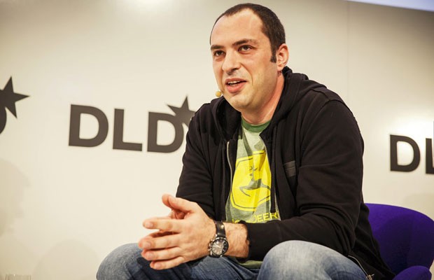 Jan Koum, presidente-executivo do WhatsApp, afirma durante conferência em Munique, na Alemanha, que o aplicativo chegou a 430 milhões de usuários. (Foto: Divulgação/DLL)