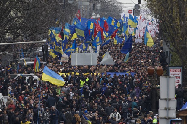 Manifestantes marcham em favor da adesão da Ucrânia à União Europeia, neste domingo (1º), em Kiev (Foto: Ivan Sekretarev/AP)