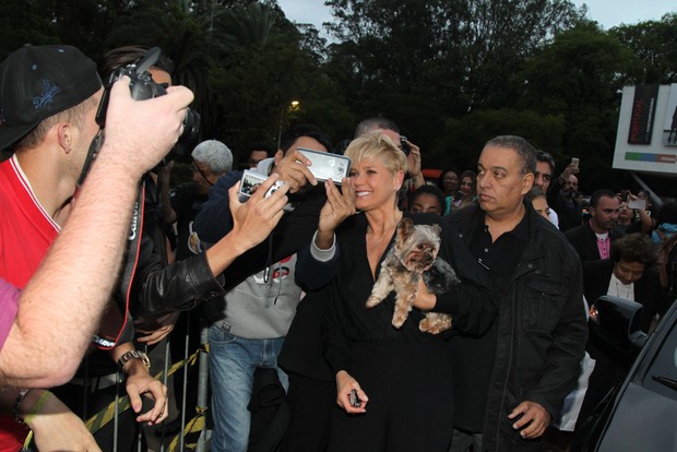 Xuxa é abordada por fãs na chegada ao Parque do Ibirapuera para o SPFW (Foto: Manuela Scarpa/Brazil News)