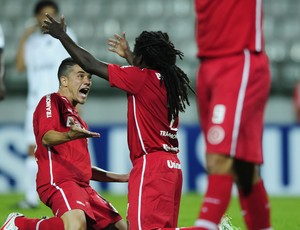 D'Ale e Tinga comemoram gol contra o Once Caldas (Foto: Alexandre Lops / Divugação Inter)