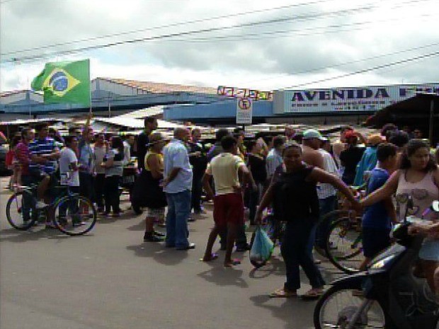 Grupo fez protesto pelo centro de Juazeiro do Norte (Foto: TV Verdes Mares Cariri/Reprodução)