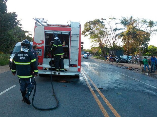 Bombeiros lavaram pista após acidente na Bahia (Foto: Divulgação/Corpo de Bombeiros)