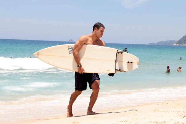 Sergio Malheiros surfa na Praia de Ipanema no Rio de Janeiro (Foto: Agnews)