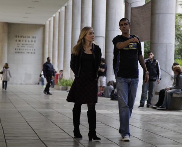 Angélica e Marcius passeiam pela faculdade (Foto: TV Globo/Raphael Dias)