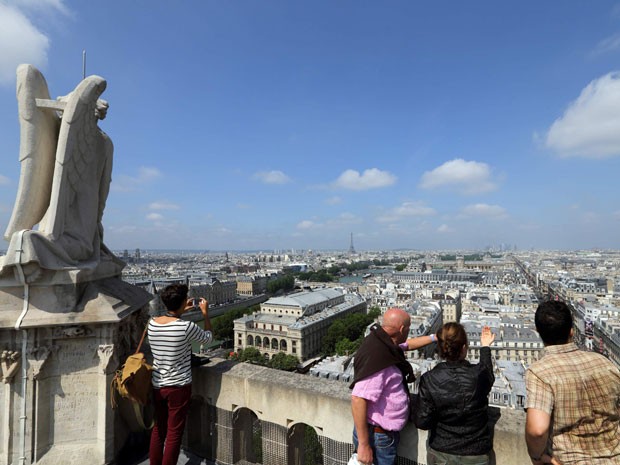 Turistas observam a vista da Torre de Sain-Jacques, em Paris (Foto: Philippe Wojazer/Reuters)