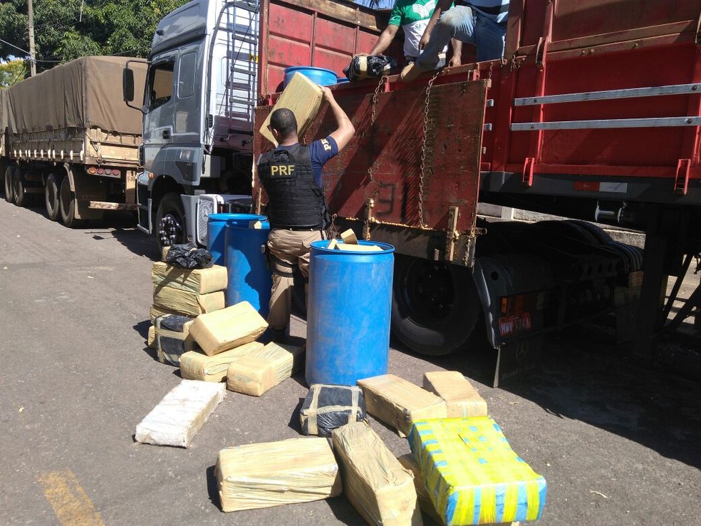 Droga estava em carreta que seguia para Sinop (MT) (Foto: DivulgaÃ§Ã£o/PRF-MT)