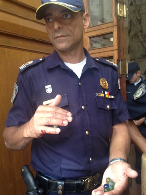 Guarda ferido mostra bolinhas de gude utilizadas em protesto (Foto: Letícia Macedo/ G1)