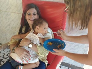 Gleide Angelo e Júlia no Amapá, depois de a polícia encontrar a menina (Foto: Ascom Polícia Civil de Pernambuco/repdodução)
